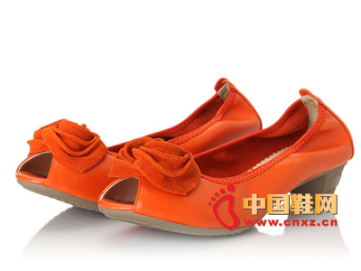 �������¿�ŮЬ���� ʱ�о�����ٺ�ɫ���컨���и�Ů��Ь