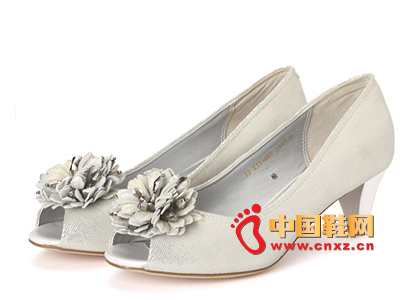 �������¿�ŮЬ���� ʱ�о�����ɫ���컨���и�Ů��Ь