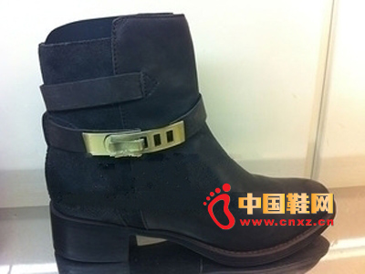 ����ʱ��ŮЬ���¿��ɫ�ٴ����ϵ���и�Ůʿ��ѥ