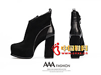 AAA��ɫʱ�з�ˮ̨�������߸���ͲŮѥ