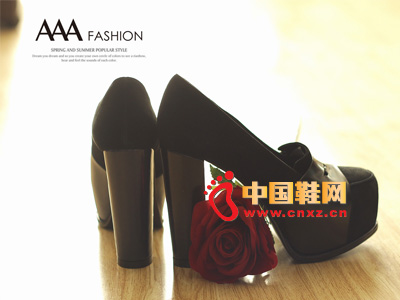 AAAʱ�з�ˮ̨���߸�Ů��Ь