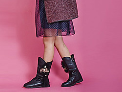 �ļ��ܺ�ɫŮͯ����ʱ�ж�ѥ�¿�����