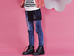 �ļ��ܺ�ɫŮͯϵ������ʱ�ж�ѥ�¿�����