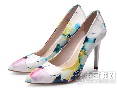 Ħ������2015�¿�ʱװЬ