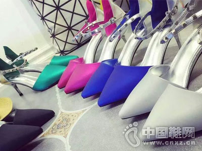 ������ɫŮЬ�¿��Ʒ