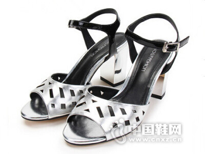 �ָ�2016��Ƥ�ָ��ο�ŮЬʱ����Ь