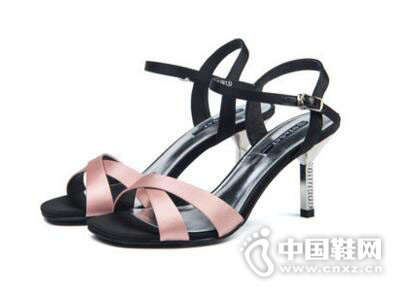 ������2017��ɳ����¶ֺɫƴһ�ִ�Ů��Ь