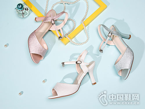 2018�����ƤЬʱװ��Ь�¿��Ʒ