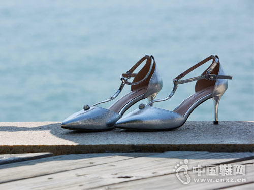 ����ūЬ��2018�¿��п���Ь��Ʒ