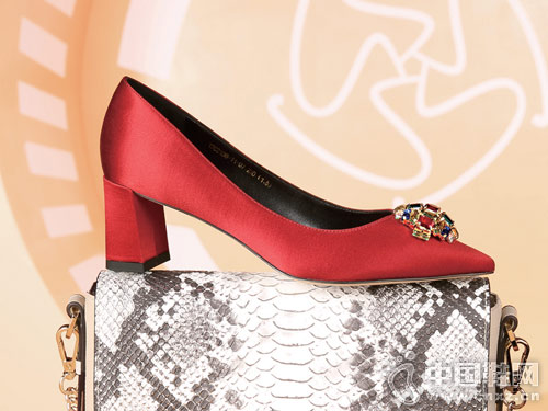 ʥ����ŮЬ2018�¿��и���Ь