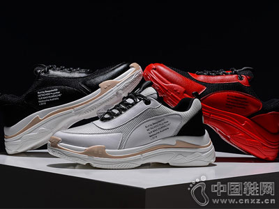 ���˻���2018�¿��˶�Ь