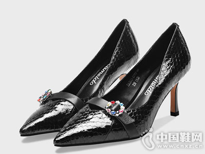 Ůˮ���и�ǳ�ڼ�ͷ������ŮЬ