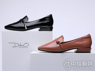 ���ʵ͸���ͷ��ڼ�Լ�϶�ŮЬ