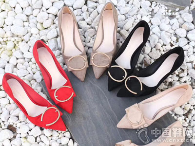 ������ɫ2018�＾�¿�Ů��Ь