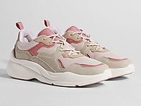 Bershka��װ�¿����ɫƴ�Ӻ���ϵ�Ь