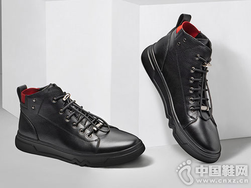 ������ʿ����ʱ�����г����߰��Ь