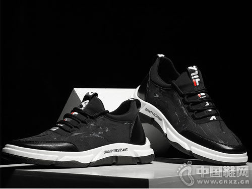 ��������Ь������Ʒʱ���˶�����Ь