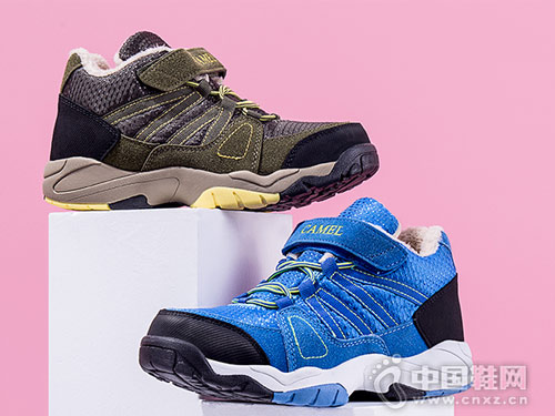 С����ͯЬ�����¿��д�ͯ�˶���Ь