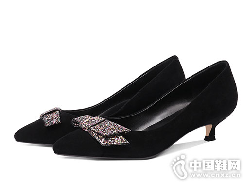 ������Ʒ�¿��ͷ������ŷ��ʱ�аٴЬ