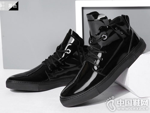 ŷ�ױ�������Ʒʱ������Ь�г����߰�Ь