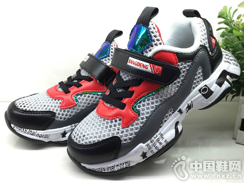 ���ͯЬ2019�ļ��¿���ͯ�οյ����˶�Ь