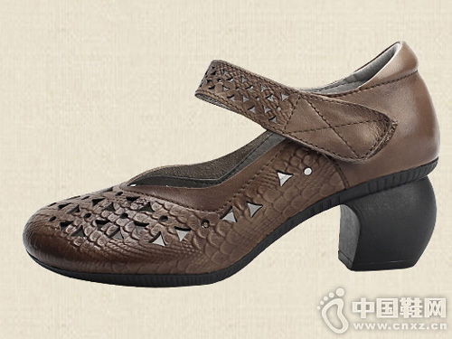 ����ֹ�������ƤŮЬʱ���дָ��ο���Ь