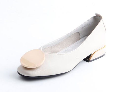 ������ǳ�ڷ�ͷ�������ʵ͸�ŮЬ