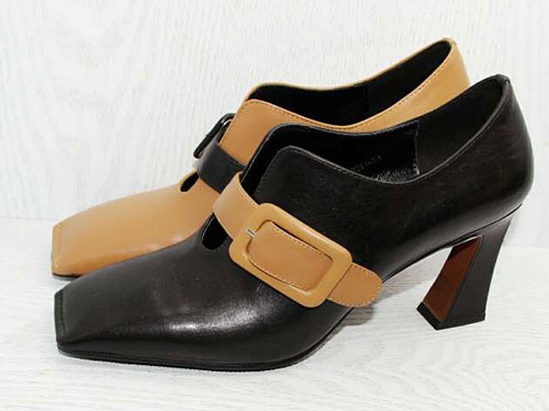 ��˿��������̥ţƤ��ڸ߷���һ�ִ�ʱ��ŮЬ