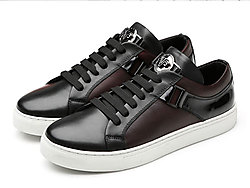 ŷ�ױ��ﶬʱ�г�����Ь����Ƥ�˶�����Ь