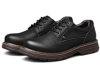 ���ն��л����˶�����Ь����Ƥ���