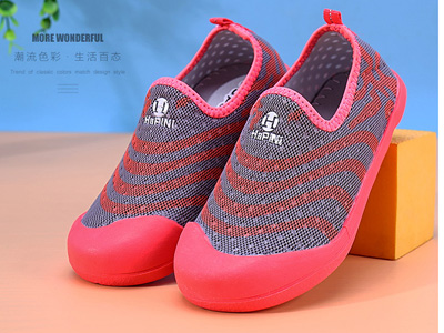 ��Ƥ���οյ���Ь���������д�ͯ�˶�Ь