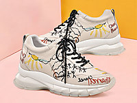 ���������������ϵ�ЬŮʱ��Ϳѻ��Ƥ