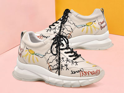 ���������������ϵ�ЬŮʱ��Ϳѻ��Ƥ