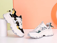 �����������˶�ŮЬʱ�аٴЬ�ϵ�Ь