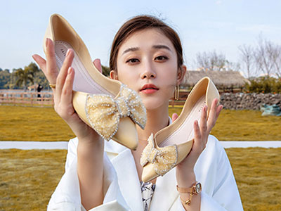 ɫ��ŮЬ2021�ﶬ��չʾ