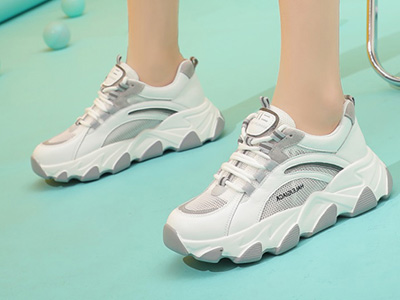 ����2021�¿��װٴ�У԰ѧ���˶��������ϵ�Ь