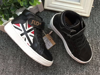 ɳ����-�ﶬʱ�и�������-Ӣ�׷��ɫͯЬ�˶�Ь