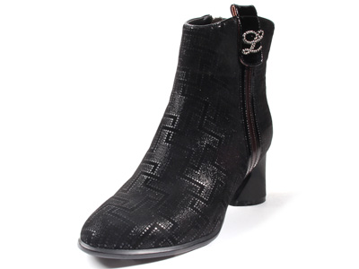 Laspampas��˹��˹��SƤ������ʱ�л�Ƥ��ͲŮѥ