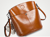 ����˹�¿�ٴ�б��С����Ů��������ˮͰ��