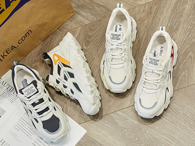 ���ݴ����¿�ţƤ����С��Ьƽ������ϵ��ʱ�������ϵ�ŮЬ