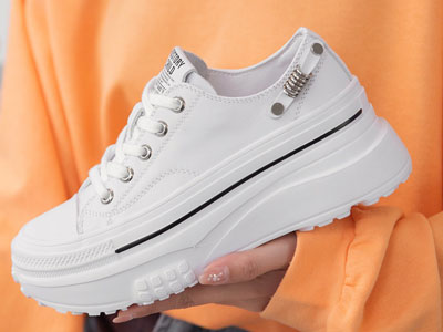 Ӣ�Ӷ��ɸ��ŮЬ2022���ļ����ߺ��ϵ��С��Ь