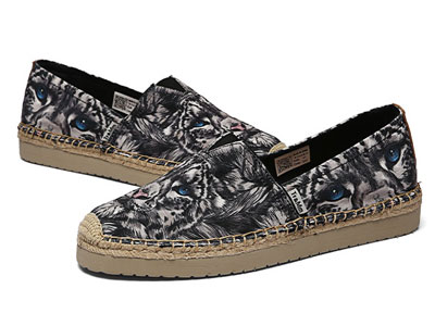 Tt&Mm��ķ˹����ݱ��ϻ�ͷ���Ьһ�ŵ����˷���Ь