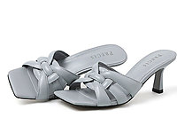 �������ľ���ϸ�߸�һ����ЬŮŦ��¶ֺ��ͷ��Ů������Ь