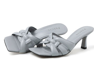 �������ľ���ϸ�߸�һ����ЬŮŦ��¶ֺ��ͷ��Ů������Ь