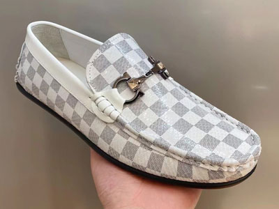 ���е���ŷ��վ�����¿���Ьӡ����Ƥ����Ь͸��һ�ŵ������ָ�Ь