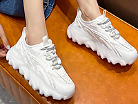 ����͸�������������ϵ�Ьʱ��Ůʿ��Ь͸������С��Ь