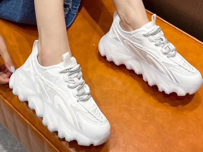 ����͸�������������ϵ�Ьʱ��Ůʿ��Ь͸������С��Ь