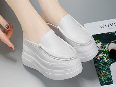 2022���¿�߸���Ƥ��ͷʱ�а���ЬŮ·��10cm���������ɸ�Ь