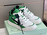 �����¿���Ư����ͷʱ�г����˶�Ь���������ĥţƤƴɫ����Ь