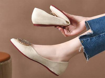 ��óЬҵ��ƍ֦���װ����������ǹ�ɫţƤ����ǳ�ڵ�Ь